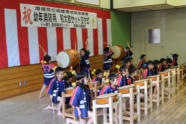 “キラキラハッピーだいこ”を演奏する三刀屋保育所の児童たち