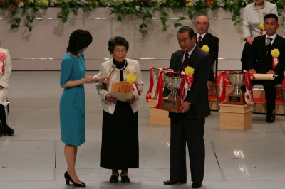 東京NHKホールでの表彰式の様子（写真中央：井上会長）