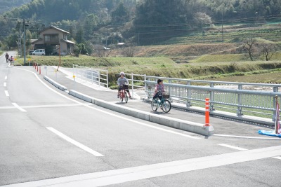 清田橋を自転車で渡る子どもたち