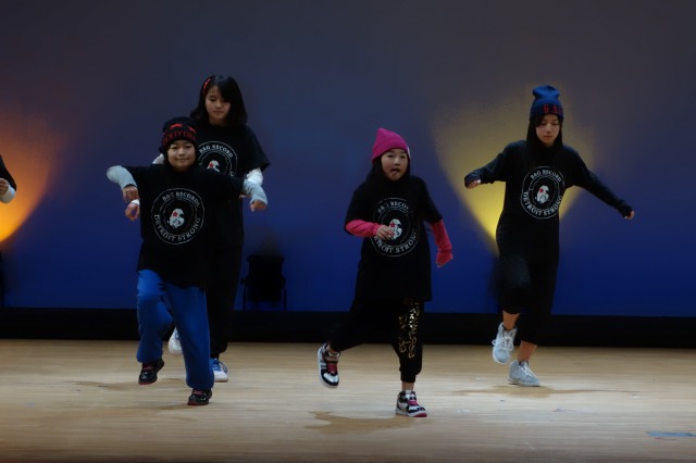 ダンスを披露するYu-Gaku加茂スポーツクラブHIPHOPダンス教室の子どもたち