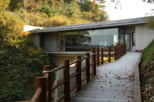 加茂岩倉遺跡ガイダンスの外観の写真
