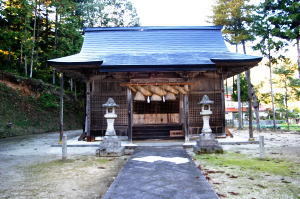 三屋神社を正面から見た写真