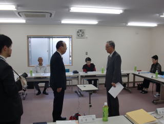 和泉会長から藤井副市長へ答申書を提出