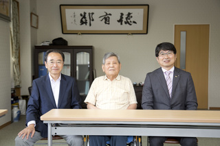 田上富久長崎市長（右）と三刀屋如己の会陶山吉朗会長（中央）、速水市長（左）