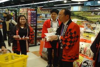 新米フェアで雲南市産米を販売する速水市長（右）