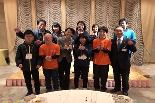 採火式後のスペシャルオリンピックス日本 有森裕子理事長（写真中央）とアスリートの皆さん