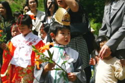 子安観音に健やかな成長を願う