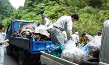 ボランティアによる不法投棄物撤去の様子