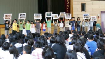 温泉小学校での交流会の様子