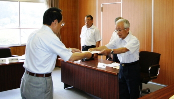 速水市長に答申書を提出する小村伸治審議会会長