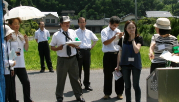 市内の通学路を歩いて点検する参加者ら