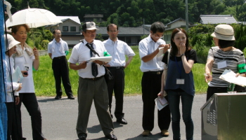 市内の通学路を歩いて点検する参加者ら