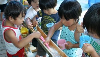 そうめん流しを楽しむ大東保育所園児