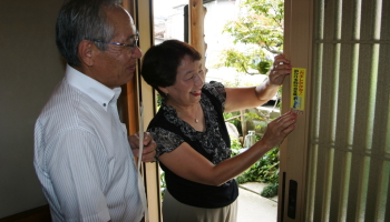 「これからは意識して鍵をかけるようにする」と話す曽田美恵子さん(右)と矢壁敏弘さん