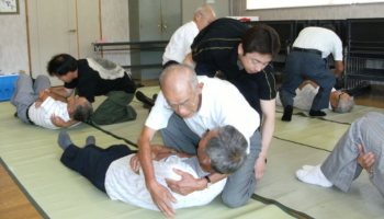 家庭介護について学ぶ参加者ら