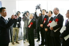 HIT太陽電池についての説明を受ける参加者