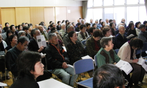 認知症について学ぶ参加者ら