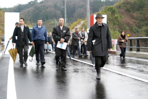 渡り初めで開通を祝う式典参加者