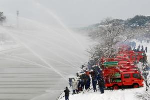 一斉放水による水のアーチ