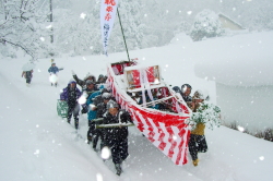 雪中を練り歩く舟屋台