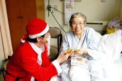 入院患者にプレゼントを渡す商工会サンタ