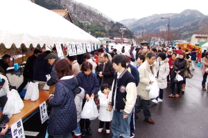 新鮮カキに長蛇の列