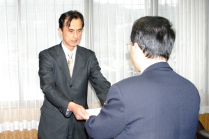 永岡秀之座長(左)が報告書を提出