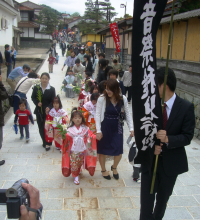 吉田のまちを練り歩く稚児行列