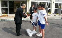 鍋山小学校での花の種子等の贈呈の模様