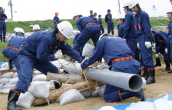 月の輪工を行う水防団員