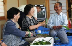 三刀屋町六重地区で行われた「笹巻きづくり体験」