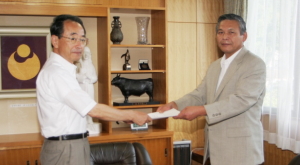 中間答申を行う検討委・加藤一郎会長(右)