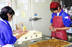 簸上堂（木次町新市）でお菓子の袋詰め