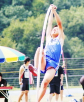 中学男子棒高跳びで大会新記録となる3m80をマークした佐々木光選手(大東中3年)