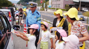 ドライバーに安全運転を促す園児