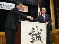 <李承律郡議会議長(右)と堀江眞議長