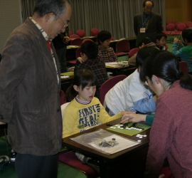 小学生らが囲碁を学ぶ様子