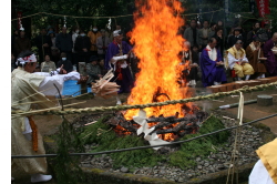 1300年余りの歴史を持つ峯寺の火祭り