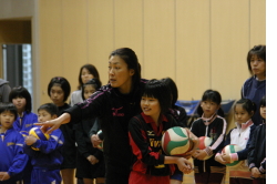 バレーボール教室の参加者に熱心に指導する元日本代表の佐伯美香さん（中央）