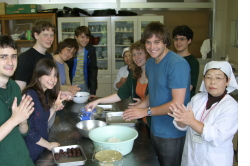 5月25日、掛合交流センターで、かたら団子を作って食べたアーラム大学生。