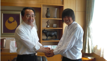 大会結果を速水市長に報告する景山恵さん。(6月4日)