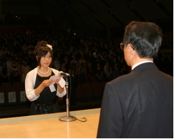 新成人を代表し誓いの言葉を述べる瀧川智子さん