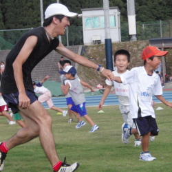 「手つなぎ鬼」の様子