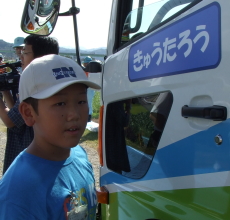 ポンプ車の愛称「きゅうたろう」を車体に貼りつけた小沢興城さ(斐伊小5年)