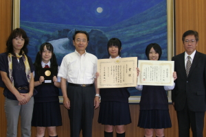 東京公演を前に高総文祭での結果を速水市長に報告する三刀屋高校演劇部の加本志穂部長（右から3人目）ら