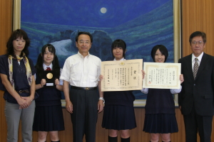 東京公演を前に高総文祭での結果を速水市長に報告する三刀屋高校演劇部の加本志穂部長(右から3人目)ら