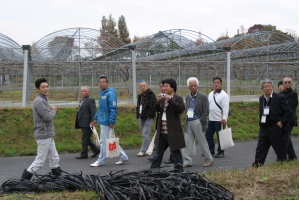 全国農業担い手サミット参加者が食の杜（左）と槻之屋ヒーリング（右）を視察