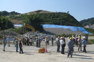 湖底に沈む故郷に別れ