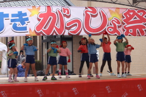 元気に踊る木次幼稚園の園児たち