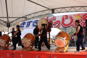 斐伊川さくら太鼓の迫力の演奏